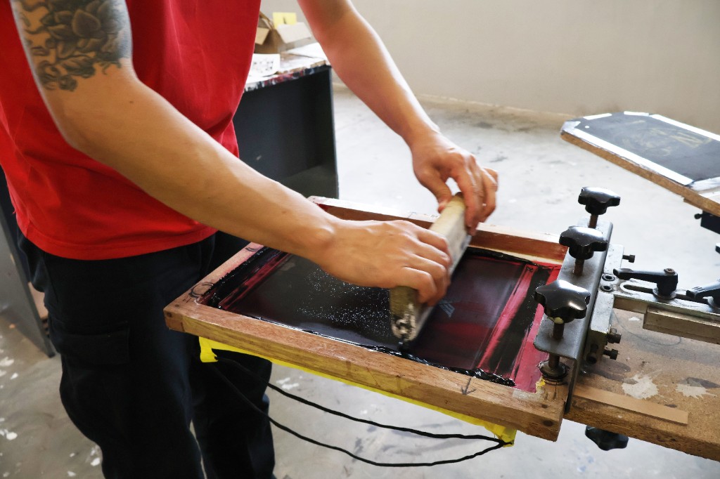 Manual silkscreen printing with squeegee